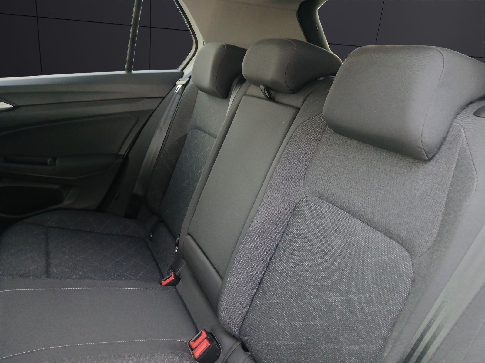 Fahrzeugabbildung Volkswagen Golf VIII eTSI Life DSG LED AHK Navi Pano AID AC