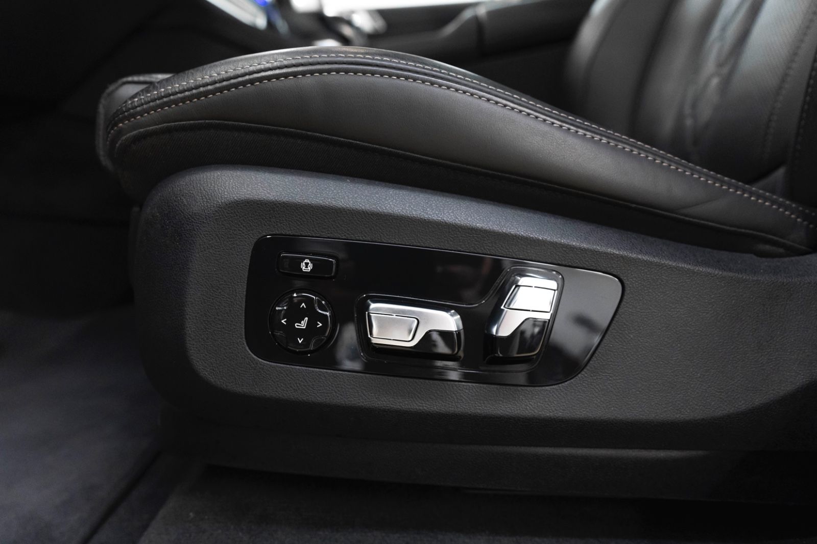 Fahrzeugabbildung BMW X6 40i xDrive M Sportpaket Harman Head up 360