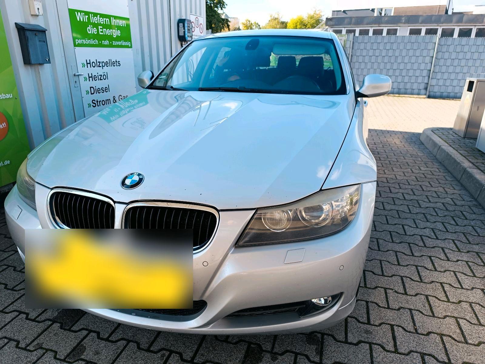 BMW 320 2009 — interior