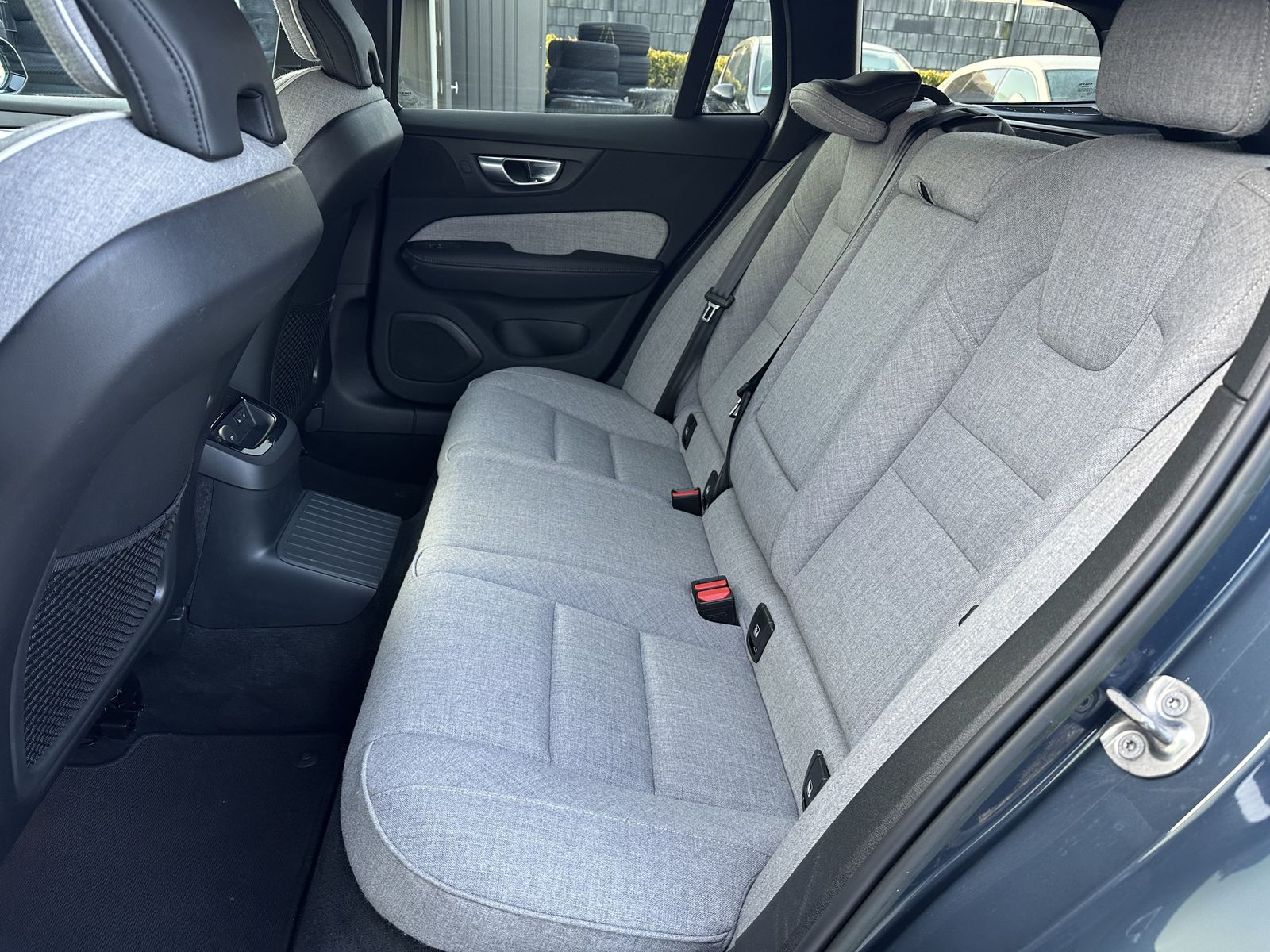 Fahrzeugabbildung Volvo V60 T6 Hybrid Plus Dark AWD NAV+LED+H&K+V-COCK
