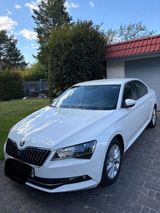 Skoda Superb 1,8 TSI DSG Style Automatik 1... - Skoda Superb mit Benzin-Antrieb: Limousine, 1.8