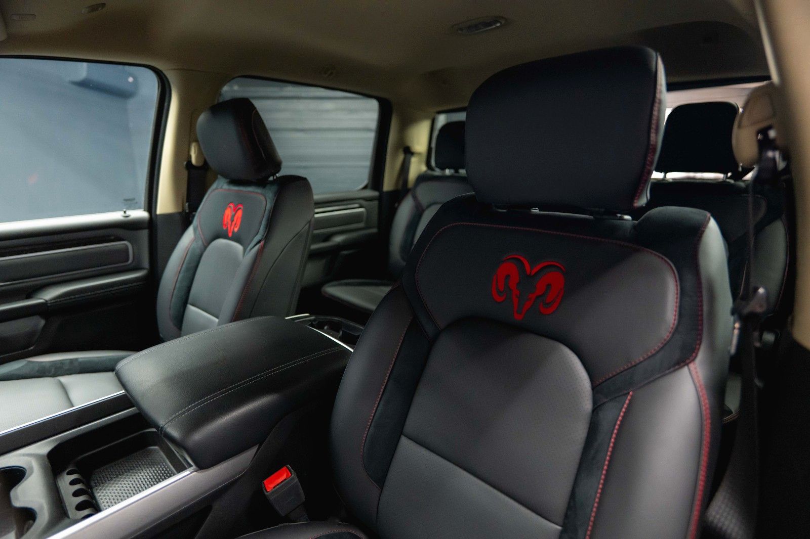 Fahrzeugabbildung Dodge RAM 5.7 V8 HEMI 4x4 OFFROAD Night-Paket *LED*19%