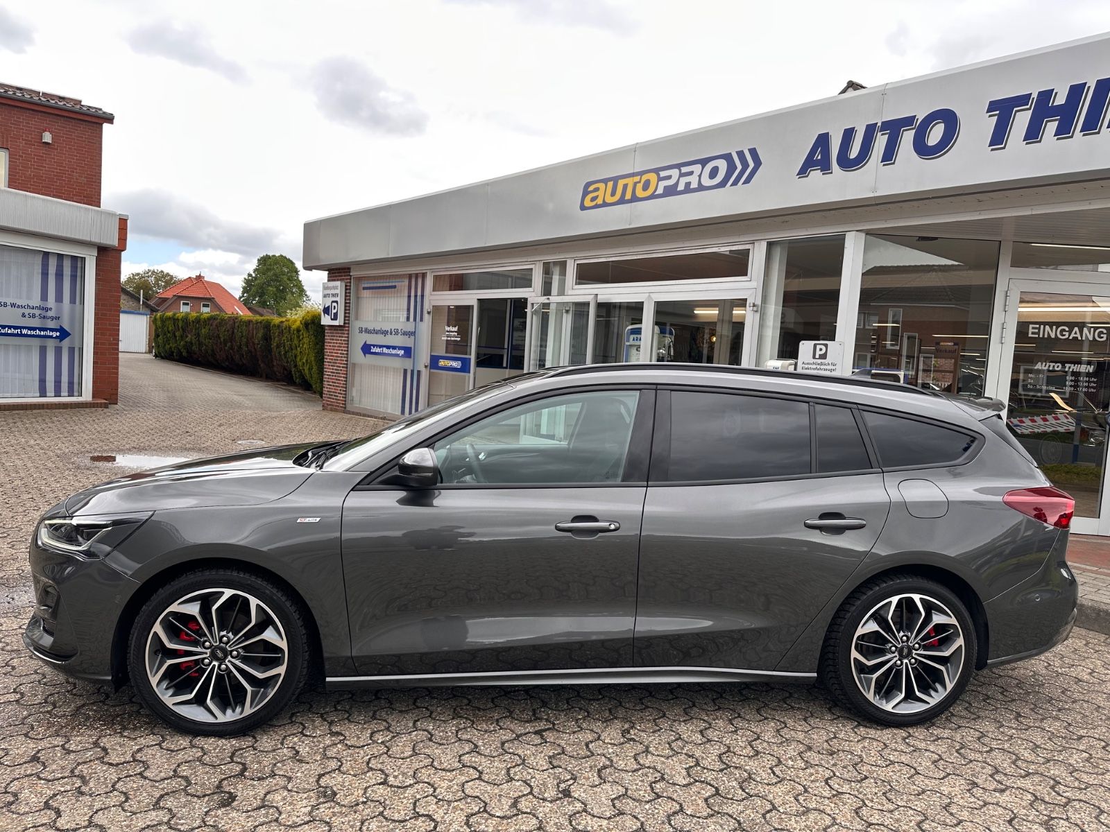 Fahrzeugabbildung Ford Focus Turnier ST-Line X 1.0 Pano/ACC/Matrix/Navi