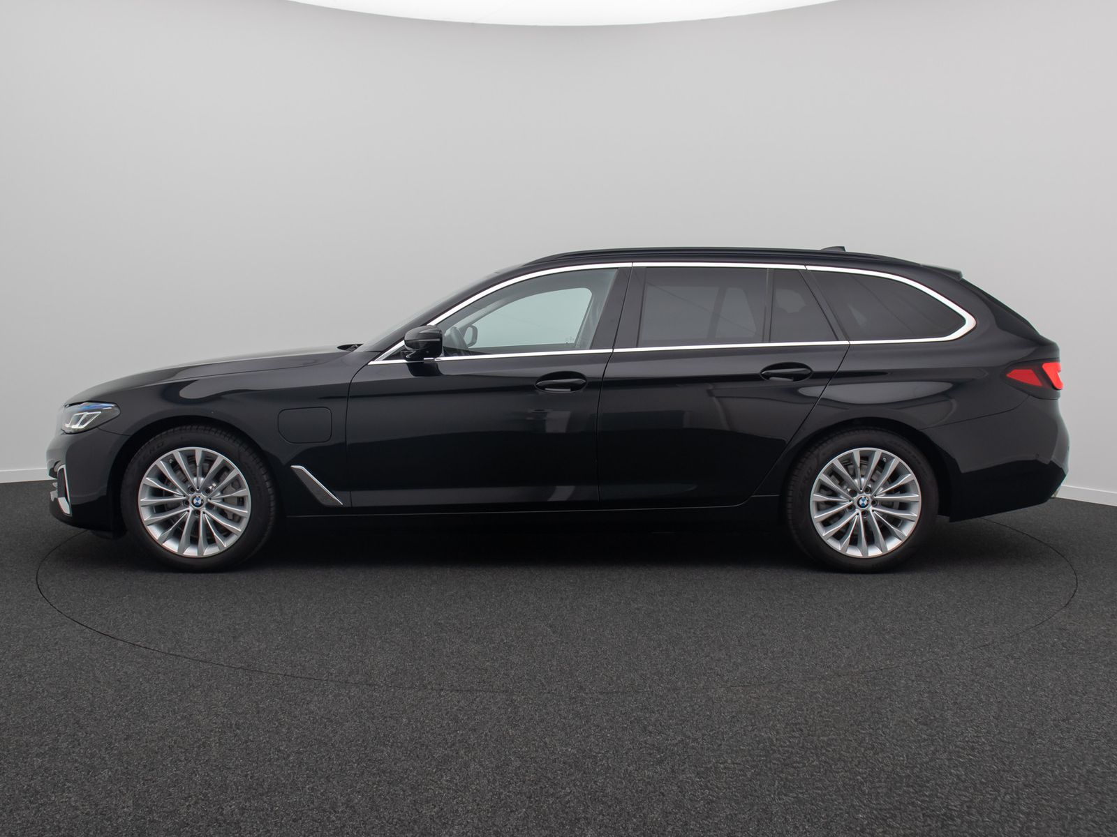 Fahrzeugabbildung BMW 530e Luxury Line 360° Laser DAB H/K SoftCl Sport