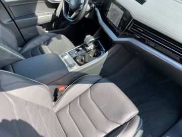 Fahrzeugabbildung Volkswagen Touareg 3.0 TDI 4M Aut R-Line Standhzg./AHK/Pano
