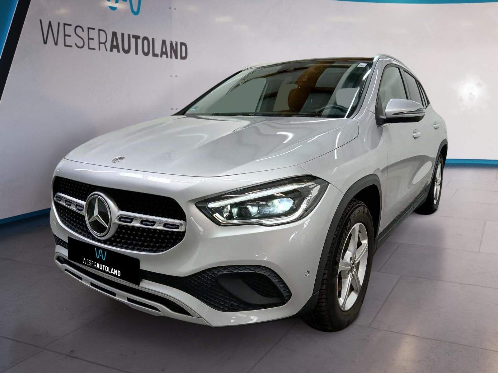 MERCEDES-BENZ GLA 200d Style MULTIBEAM PANO RFK 8-Fach Bereift