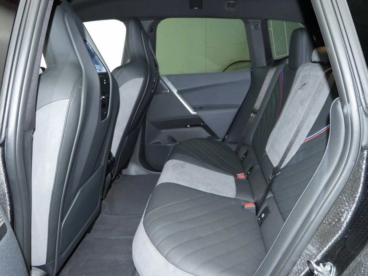 Fahrzeugeinzelansicht 16 Fahrzeugabbildung BMW iX xDrive60 |M Sportpaket| B&W| Panorama-Glasdac