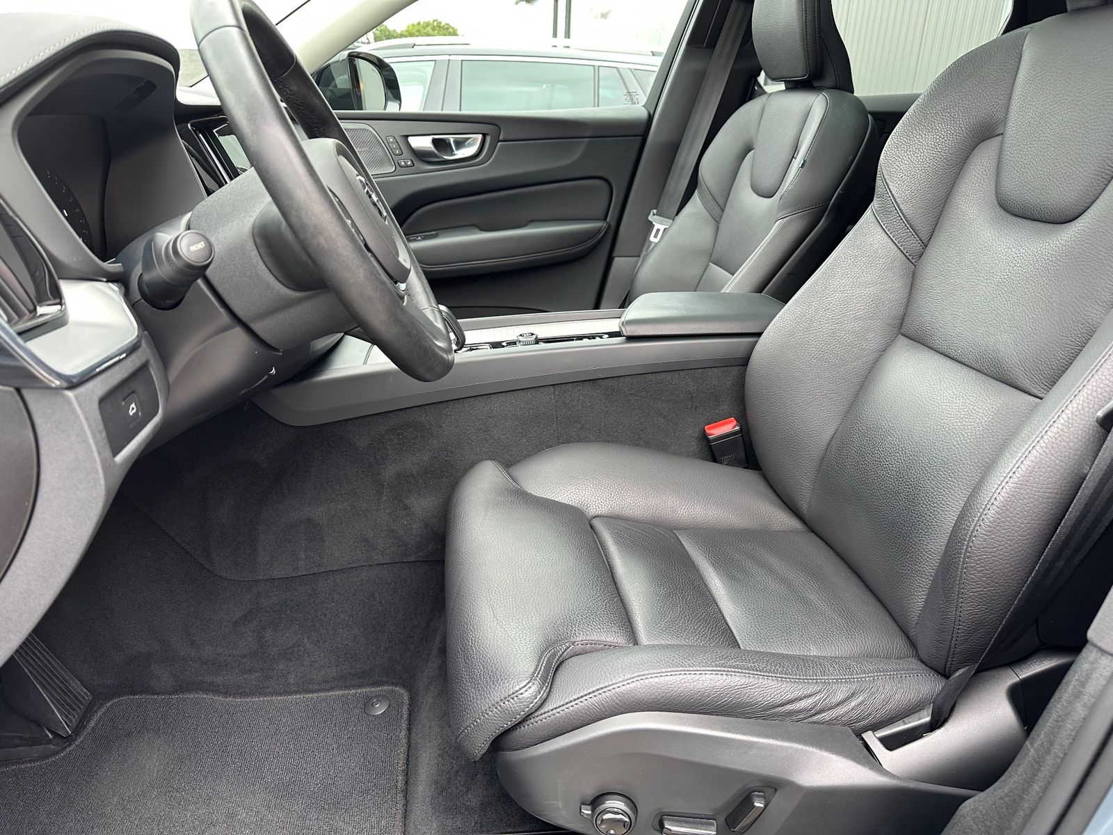 Fahrzeugabbildung Volvo XC60 B5 AWD Ultimate Dark NAV+LED+PANO+AHK+STHZ