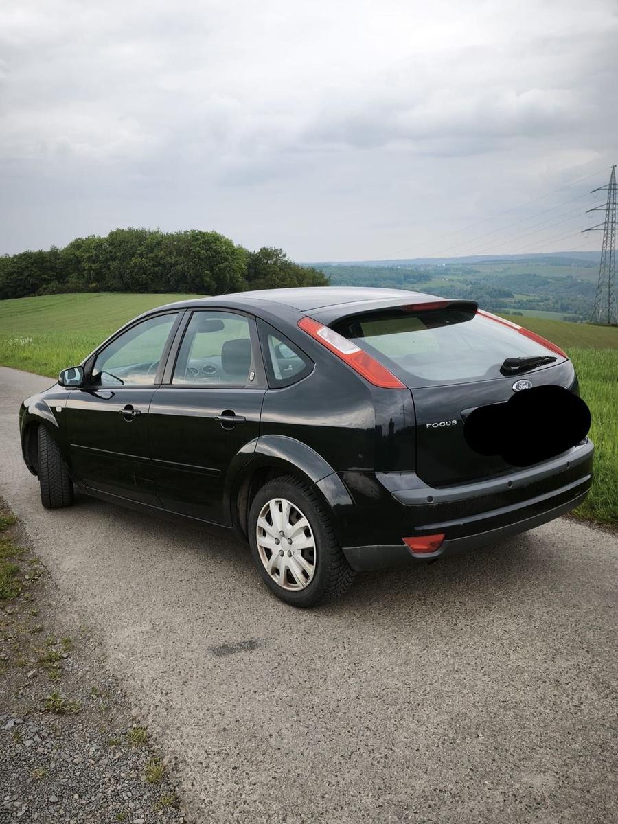 Ford Focus 2005 — rear view