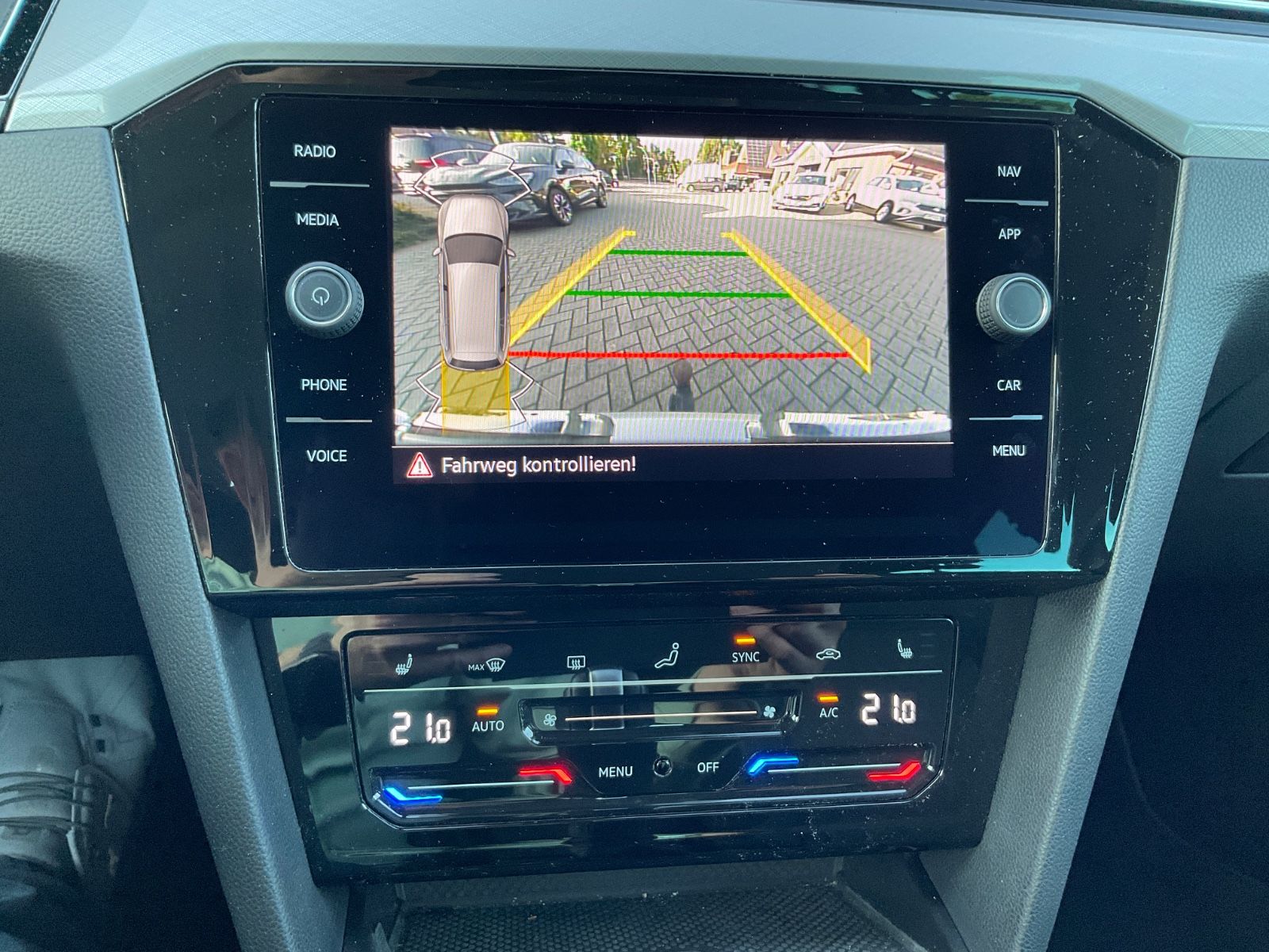 Fahrzeugabbildung Volkswagen Passat Variant 2.0 TDI DSG Busi,Kamera,AHK,LED