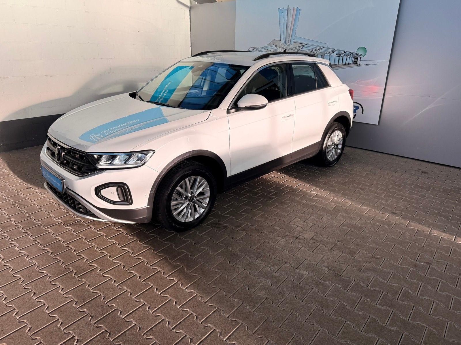 Fahrzeugabbildung Volkswagen T-Roc Life 1,5 TSI DSG +Discover Media +App-Con.