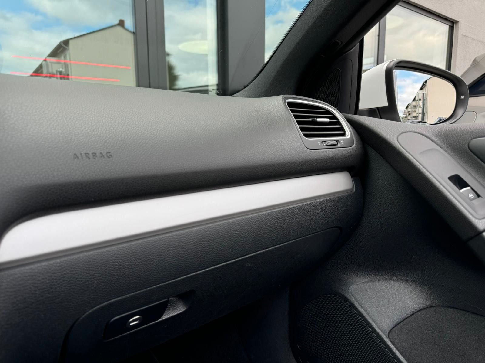 Fahrzeugabbildung Volkswagen Golf VI 1.6 TDI Cabriolet Basis BMT