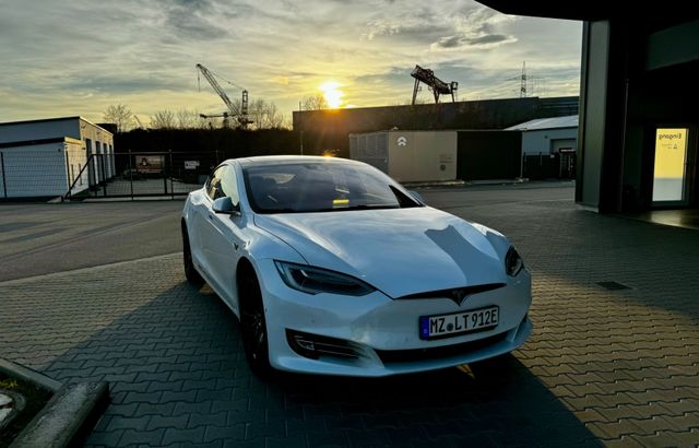 Tesla 90D Facelift  Lebenslange  Premiumkonnektivität