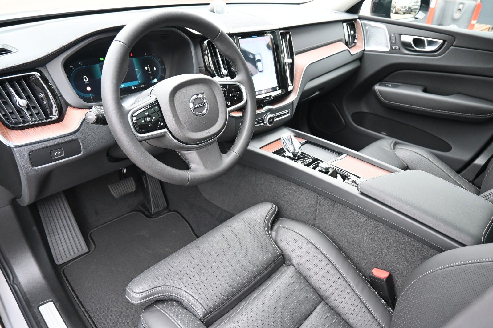 Fahrzeugabbildung Volvo XC60 T8 RC AWD Ultra Dark*LUFT*360*ACC*AHK