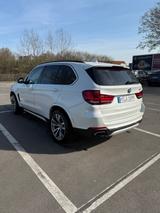 BMW X5 xDrive50i - - BMW X5 mit Benzin-Antrieb: Geländewagen, Xdrive50i