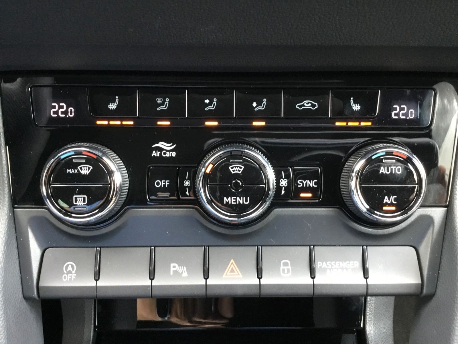 Fahrzeugabbildung SKODA Karoq 2.0l TSI DSG 4x4 Sportline+AHK+Matrix+Pano