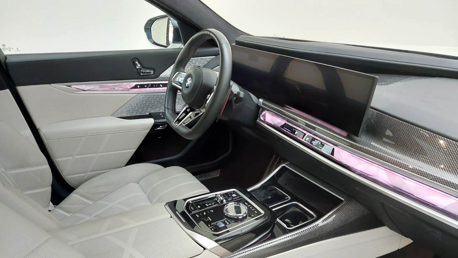 Fahrzeugabbildung BMW M760 e xDrive M-SPORT|TV|B&W|SKY-LOUNGE|MEGAVOLL