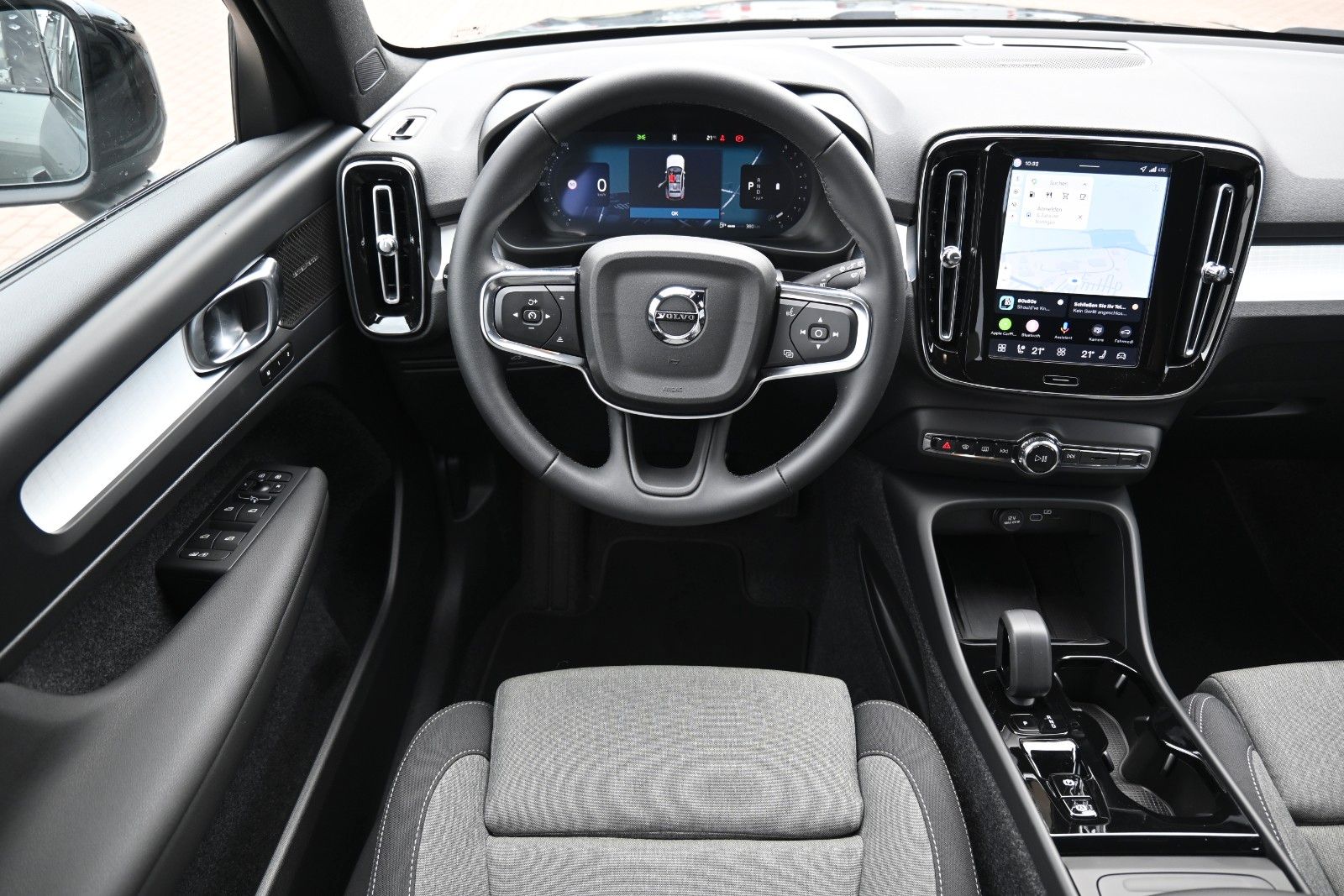 Fahrzeugabbildung Volvo XC40 B3 DKG Plus Dark*STDHZG*360°*H&K*ACC