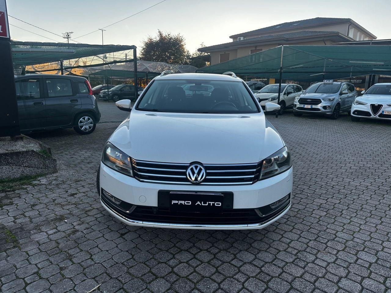 Volkswagen Passat 2013 — вигляд ззаду