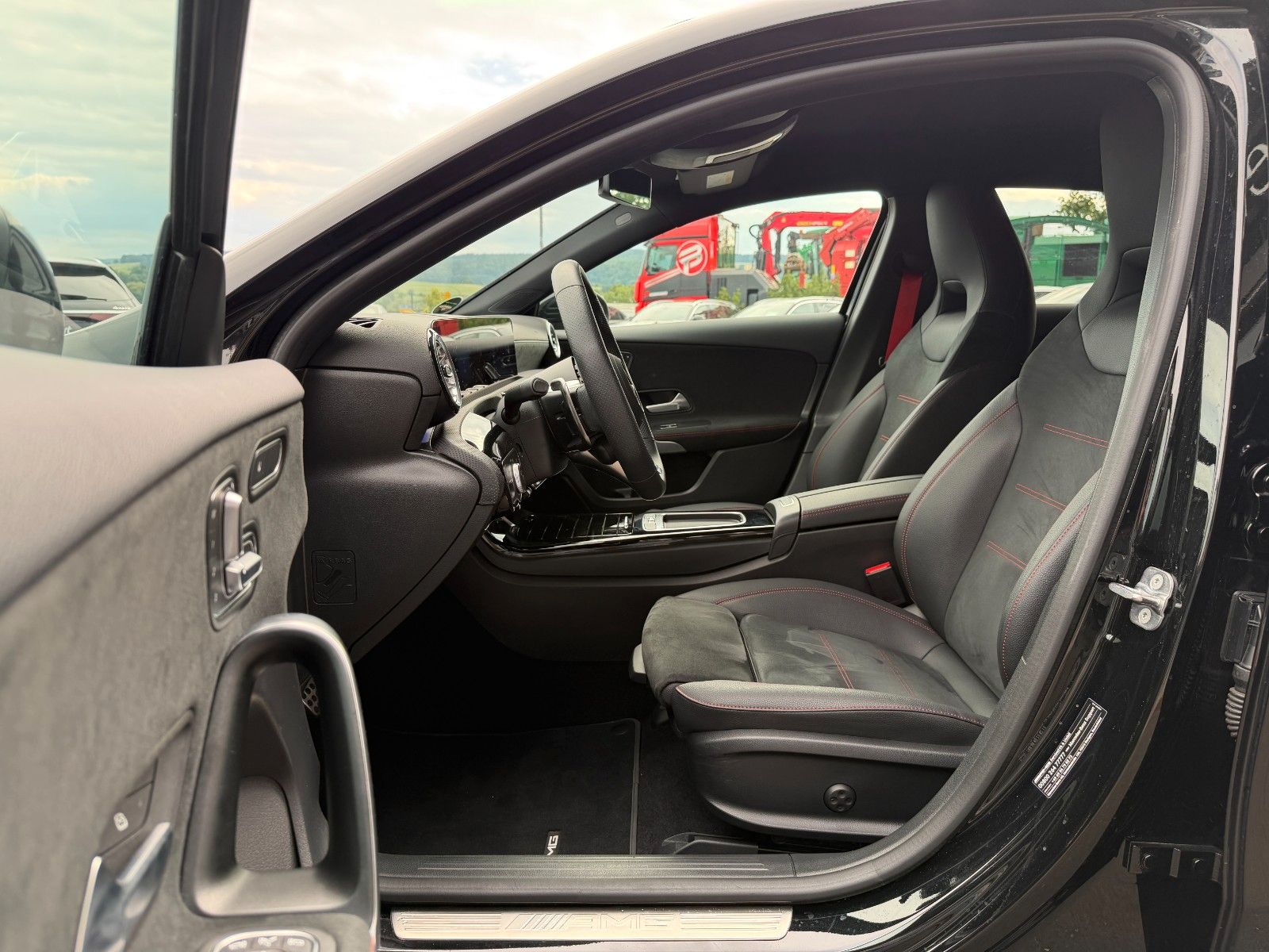 Fahrzeugabbildung Mercedes-Benz A 35 AMG 4Matic+Aero+StandH+360+MultiB+Memory
