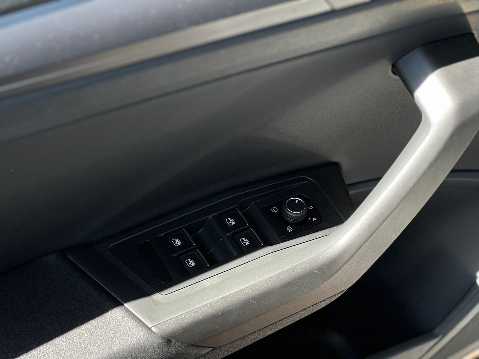 Fahrzeugabbildung Volkswagen T-Roc Cabriolet R Line Black AHK BEATS KEYLESS