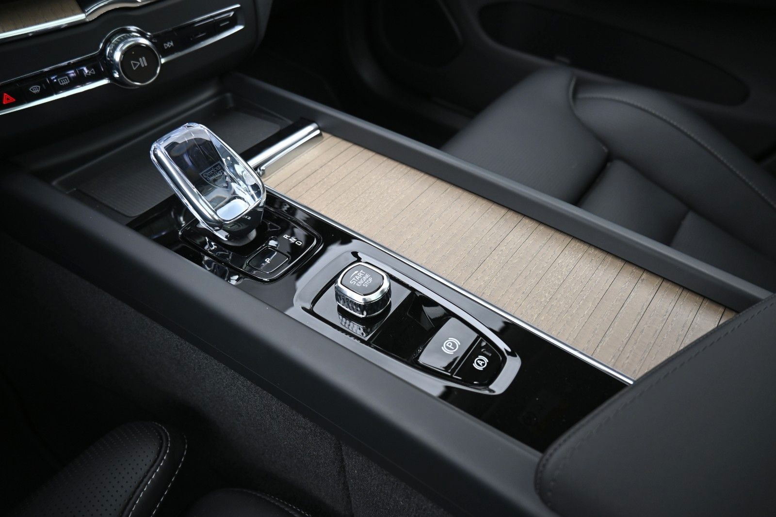 Fahrzeugabbildung Volvo XC60 T8 RC AWD Ultra Dark*LUFT*AHK*ACC*FACELIFT