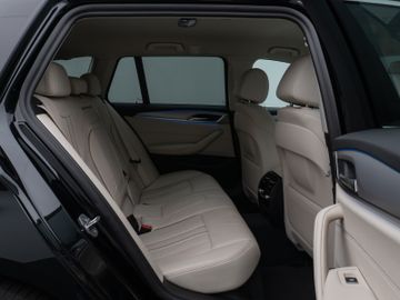 Fahrzeugabbildung BMW 530e Tour HUD Laser Sportsitz Komfortzugang