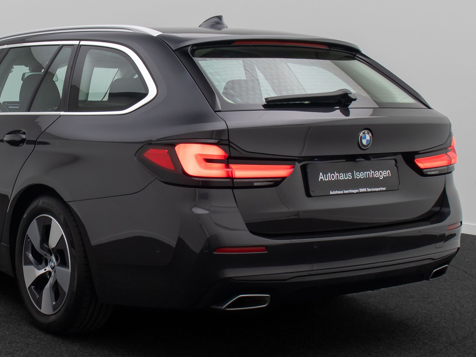 Fahrzeugabbildung BMW 520d DAB Kamera AHK Panorama HUD Leder Standheiz