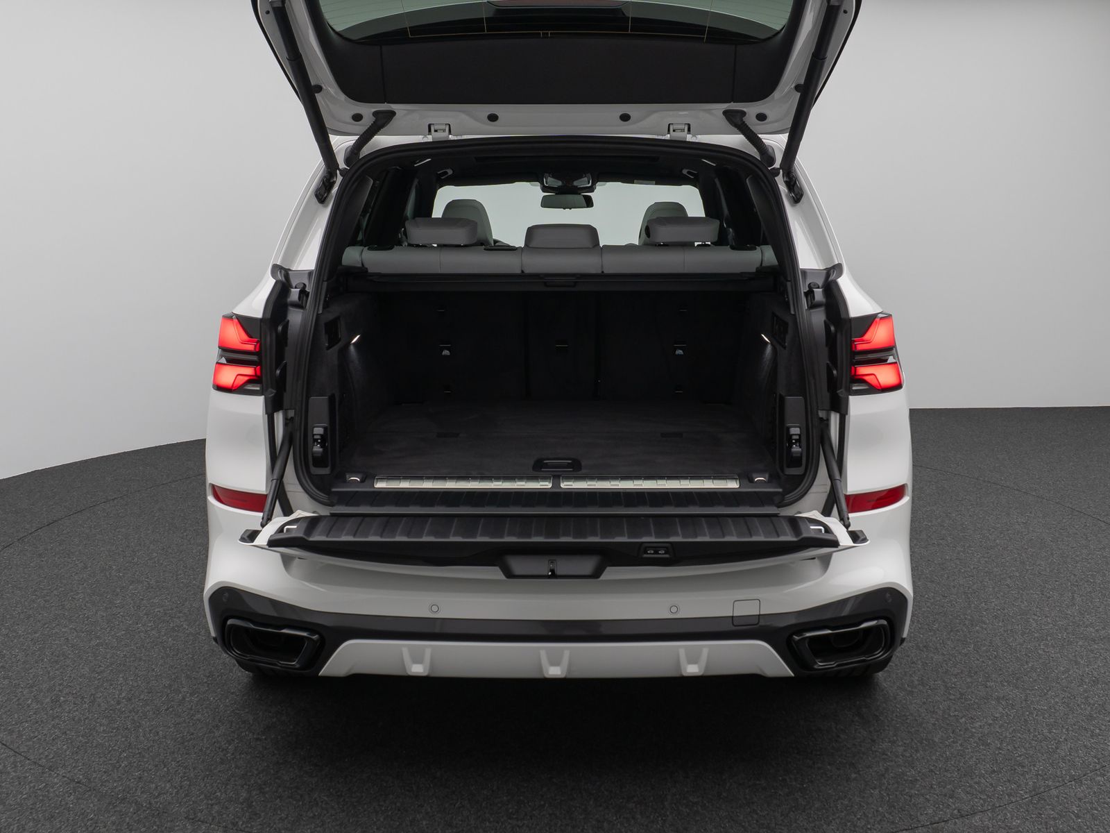 Fahrzeugabbildung BMW X5 xD50e M Sport Panorama 360°HUD DAB H/K SoftCL