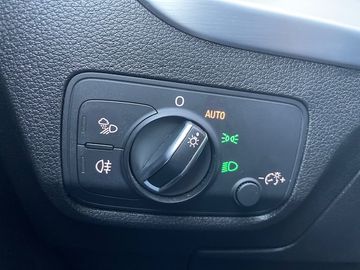 Fahrzeugabbildung Audi Q2 35 TFSI S tronic design LED AHZV PDC