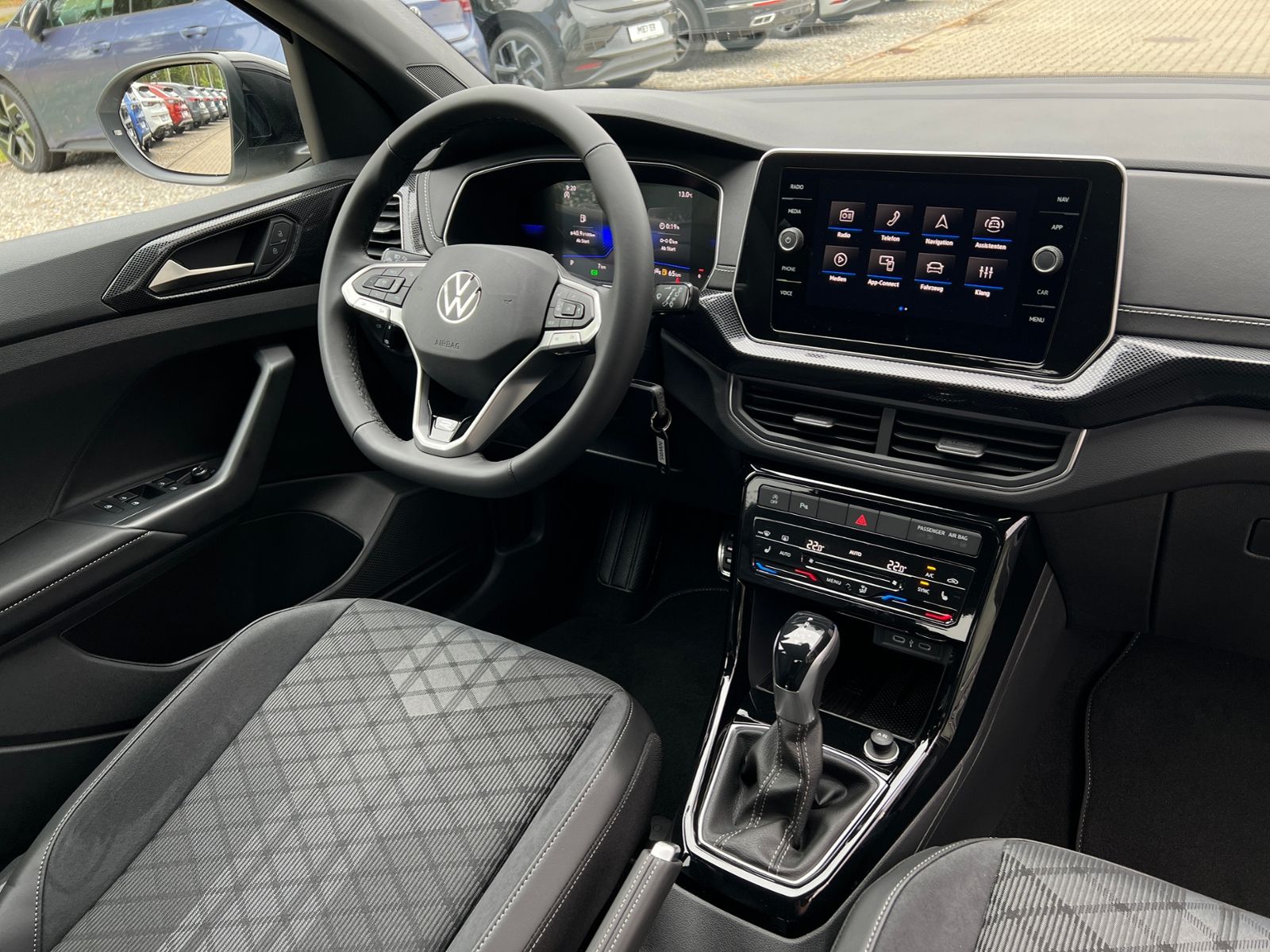 Fahrzeugabbildung Volkswagen T-Cross R-Line 1.5 TSI DSG *BlackStyle,AHK,IQ Li