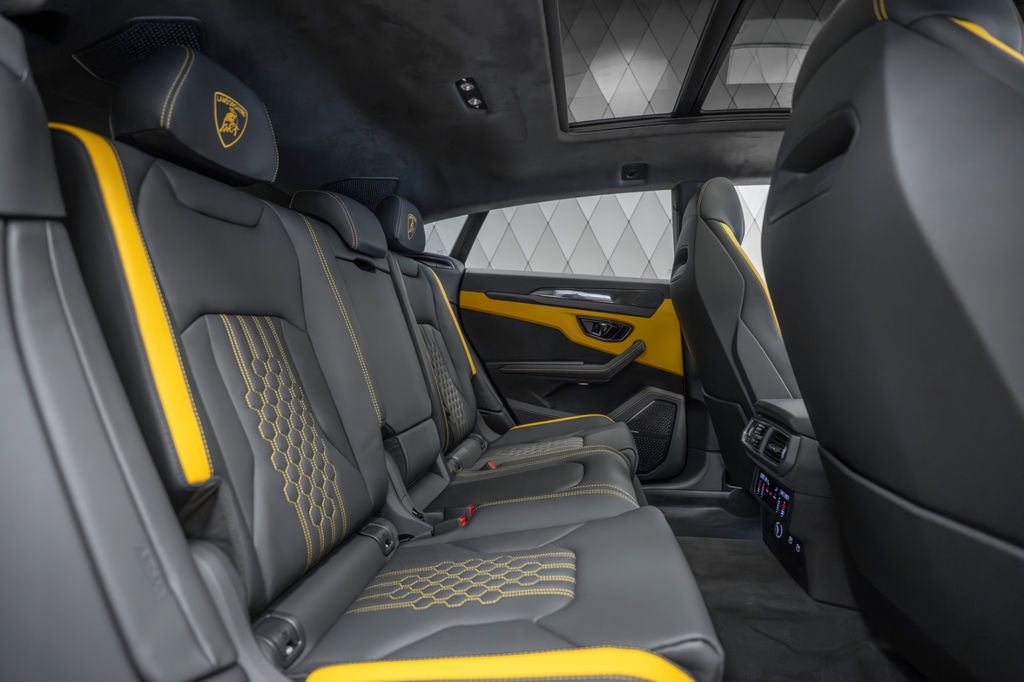 Urus 4.0 V8 SE YELLOW/BLACK YELLOW PANO B&O - Bild 18