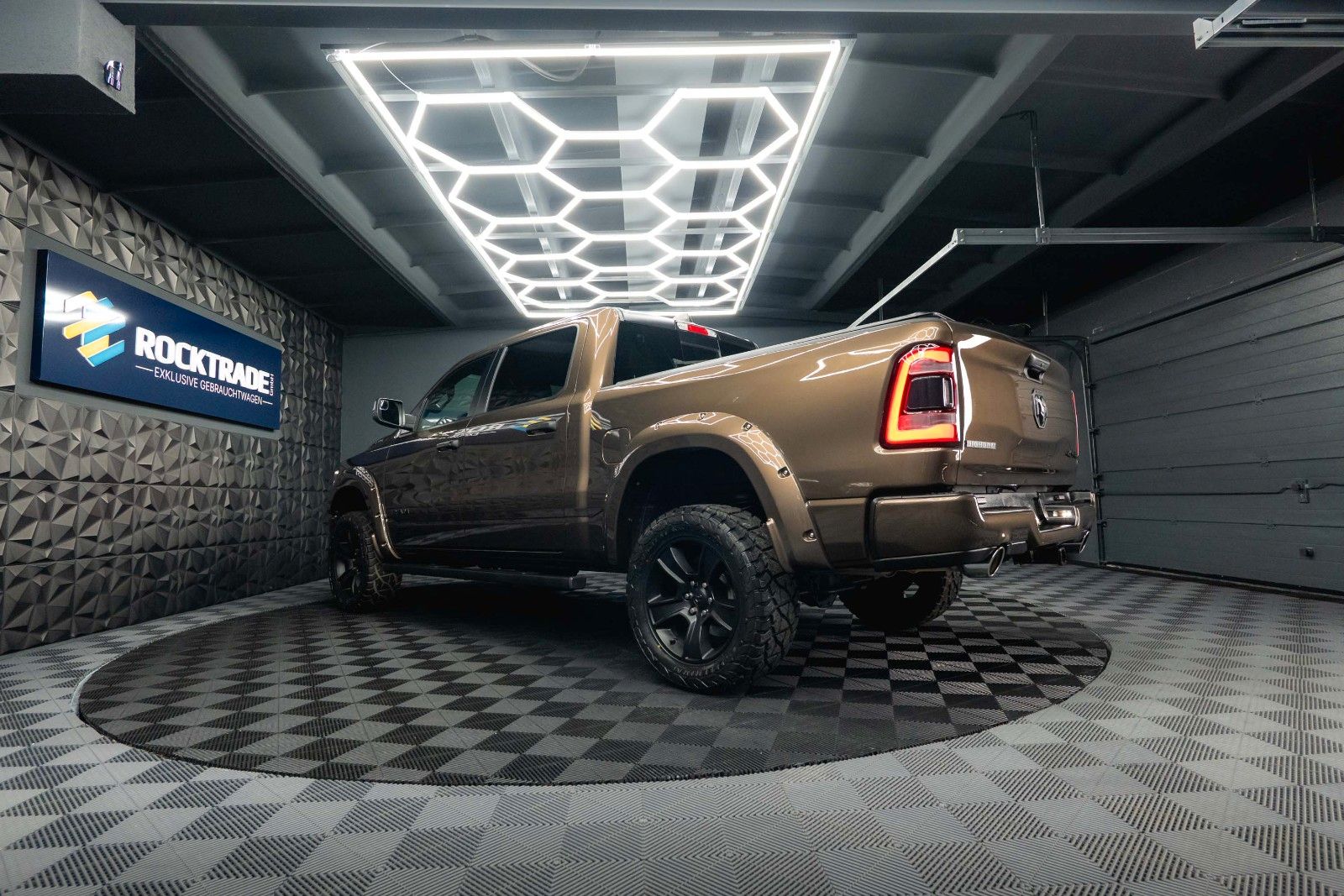 Fahrzeugabbildung Dodge RAM 5.7 V8 HEMI 4x4 OFFROAD Night Limited 19%