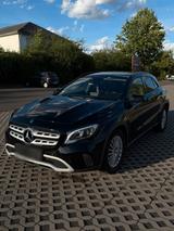 Mercedes-Benz Mercedes Benz GLA 220 d 4MATIC - Mercedes-Benz GLA 220: Limousine