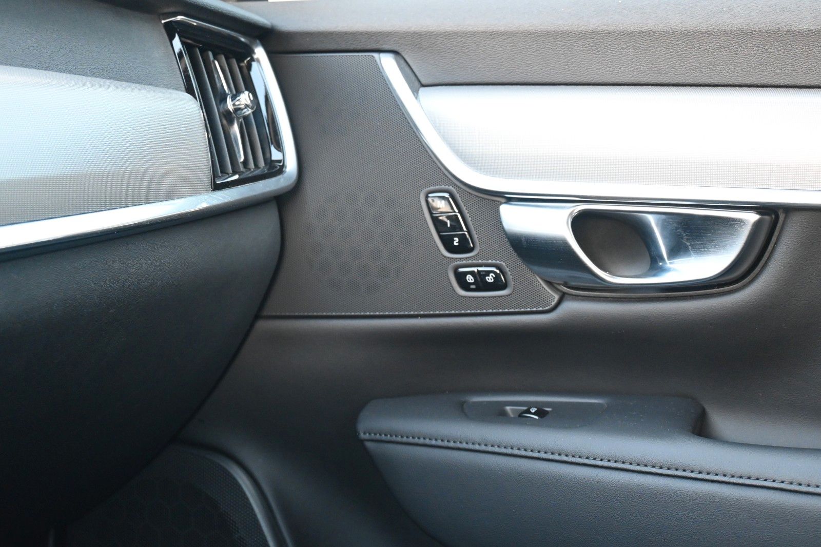 Fahrzeugabbildung Volvo V90 T6 PHEV AWD  Core Bright*AHK*Voll LED*Alarm*