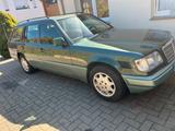 Mercedes-Benz Mercedes E-Klasse 250 Diesel Kombi Oldtimer - Mercedes-Benz E 250 aus 1993
