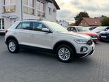 Volkswagen T-Roc Life /// 0% FINANZIERUNG /// - Volkswagen T-Roc mit Benzin-Antrieb: Grau, Geländewagen