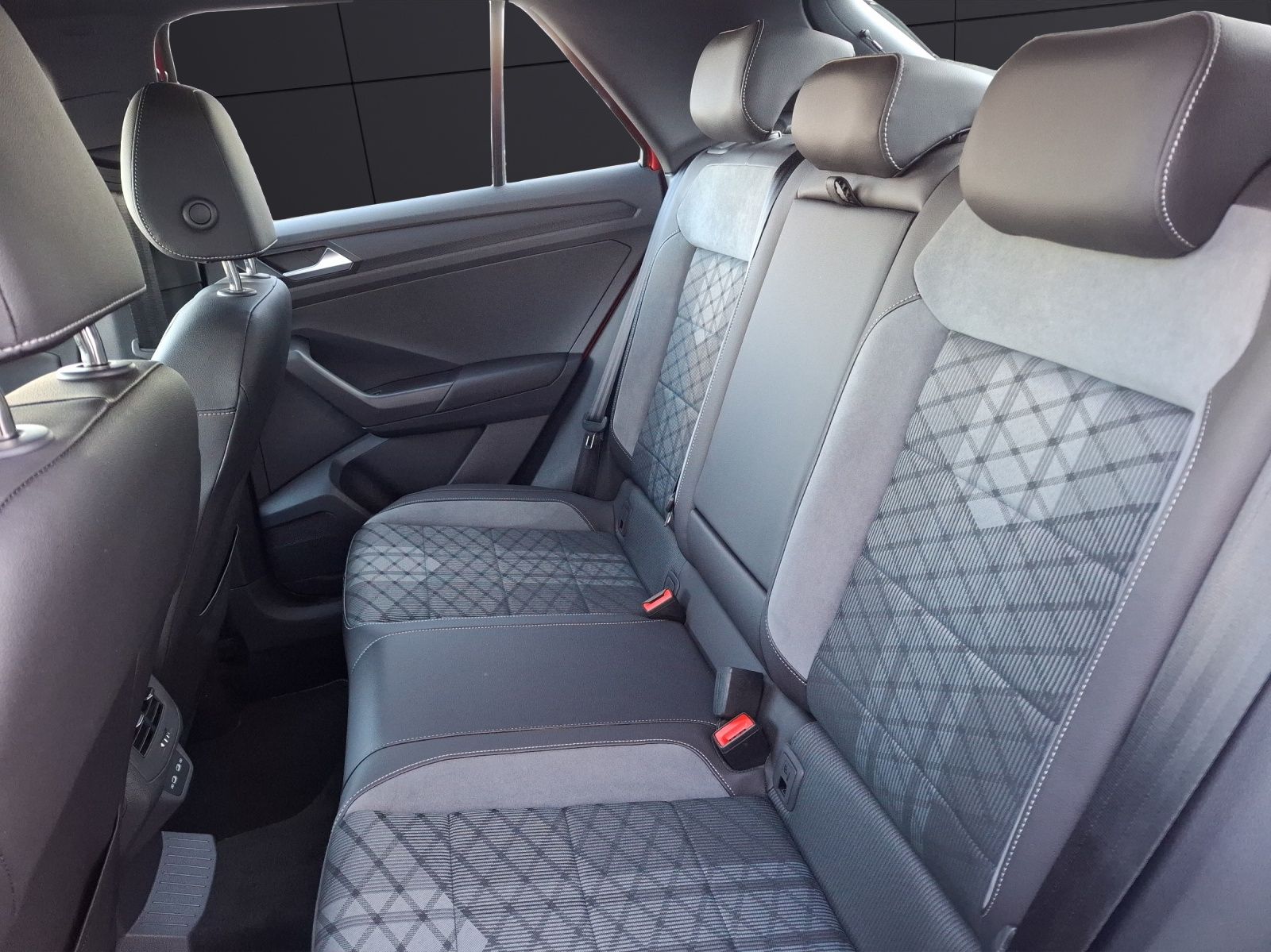 Fahrzeugabbildung Volkswagen T-Roc TSI R-Line LEDplus AID ACC APP SHZ 17"