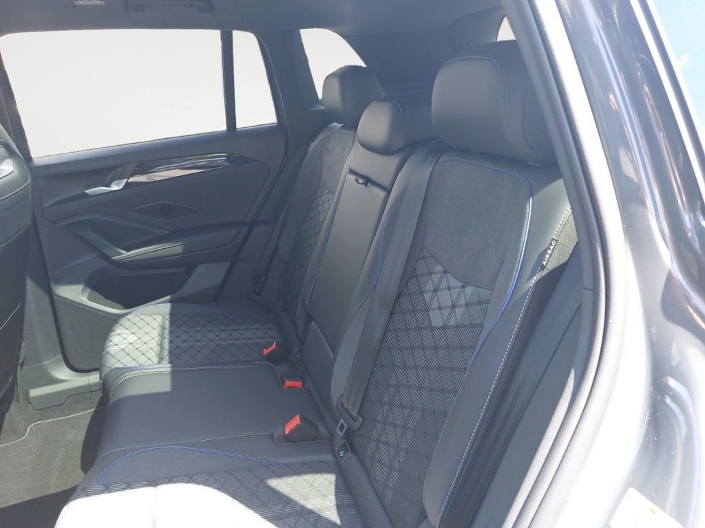 Fahrzeugabbildung Volkswagen Tiguan 2.0 TSI 4MOTION DSG R-Line Standheizung