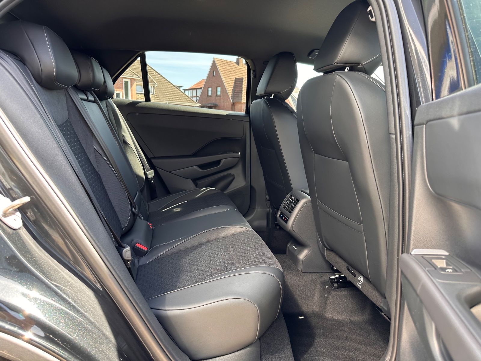 Fahrzeugabbildung Volkswagen T-Roc R Line 1.5 eTSI DSG APP/ACC/AHK/LED/eHeck