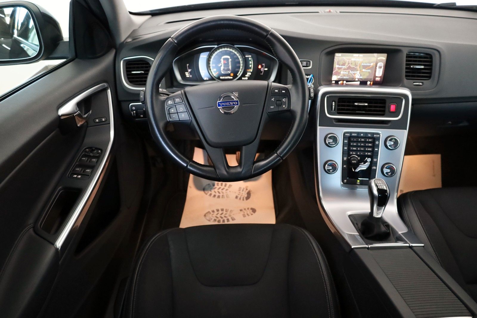 Fahrzeugabbildung Volvo V60 Kombi Linje Business T.Leder,Navi,SH,PDC