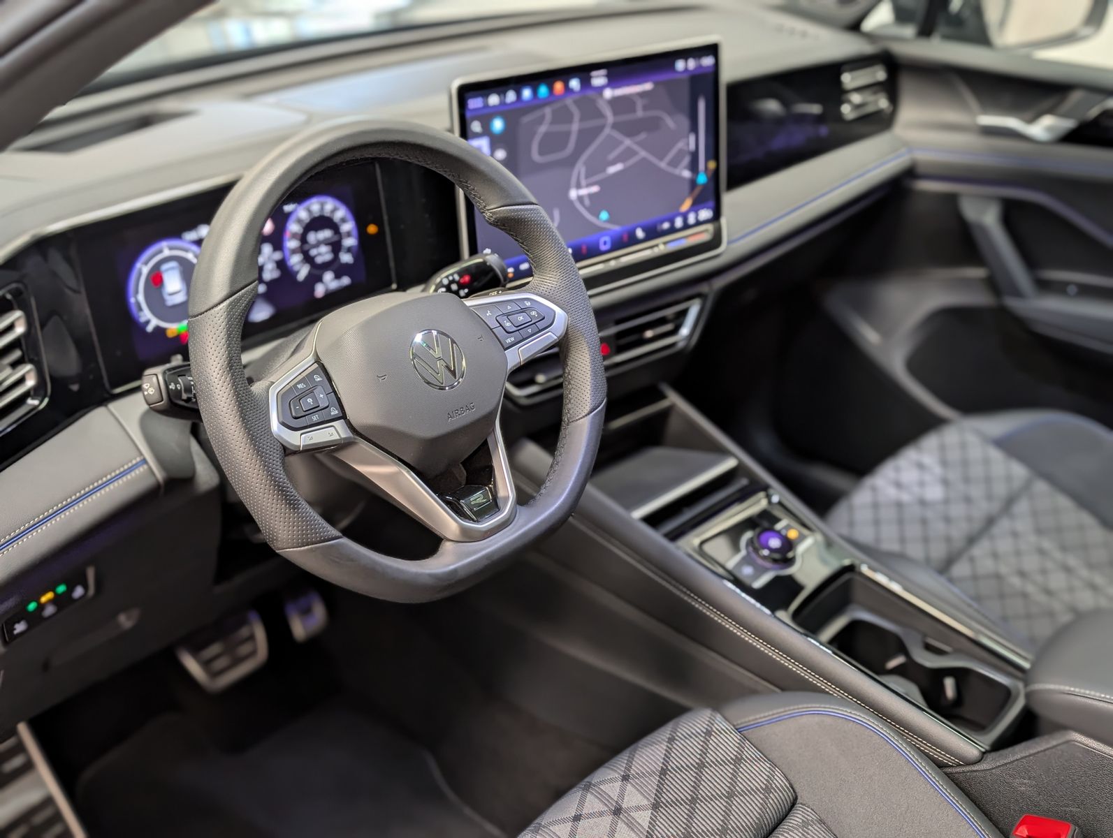 Fahrzeugabbildung Volkswagen Tiguan 2.0TDI R-Line 4M Pano H/K AHK Matrix 20"