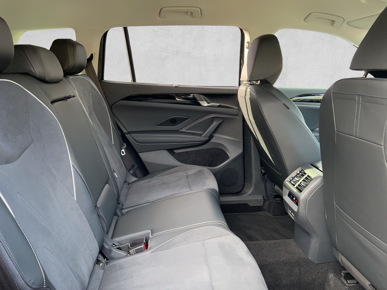 Tayron Elegance 1.5 eTSI DSG AHK*Navi*ACC*