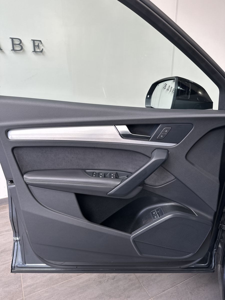 Fahrzeugabbildung Audi Q5 50 TFSIe Qu S-Line Black NAV+MATRIX+AHK+VCOCK