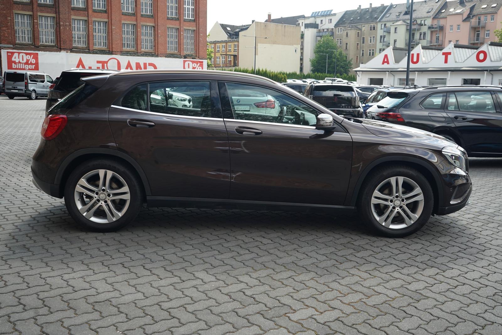 Mercedes-Benz GLA 200 Standard Bi-Xenon Sitzheizung Kamera PDC