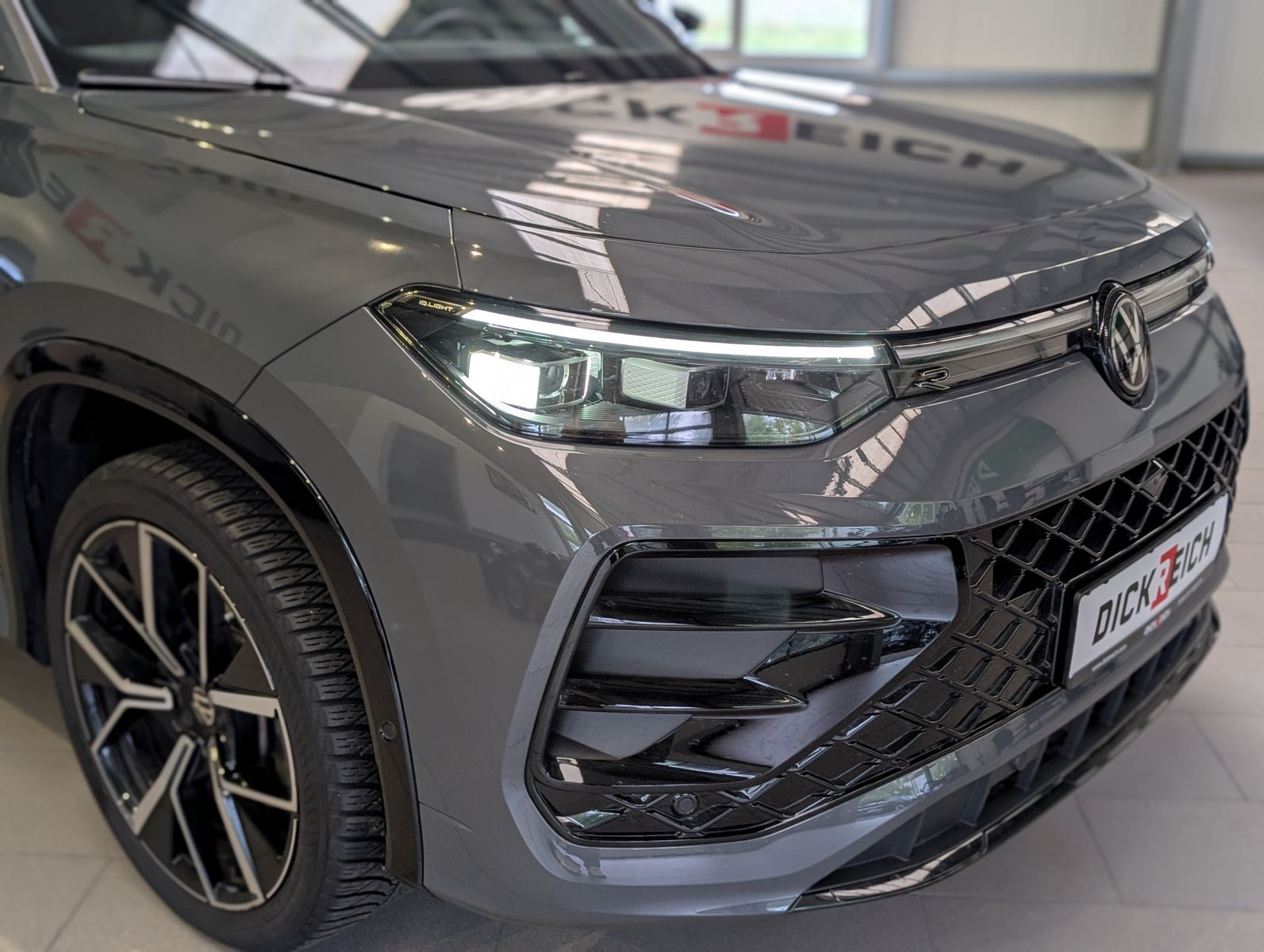 Fahrzeugabbildung Volkswagen Tayron 2.0TDI 4M R-Line 7-Sitz 360° H/K Pano AHK