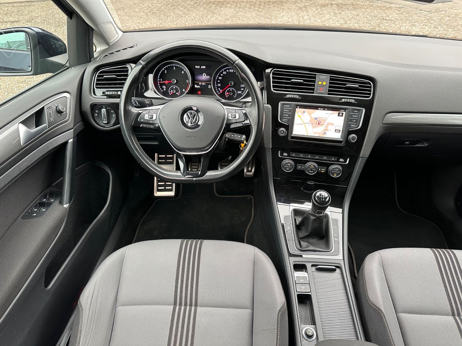 Fahrzeugabbildung Volkswagen Golf VII 1.6 TDI Allstar AHK/BiXenon/BT/GJR