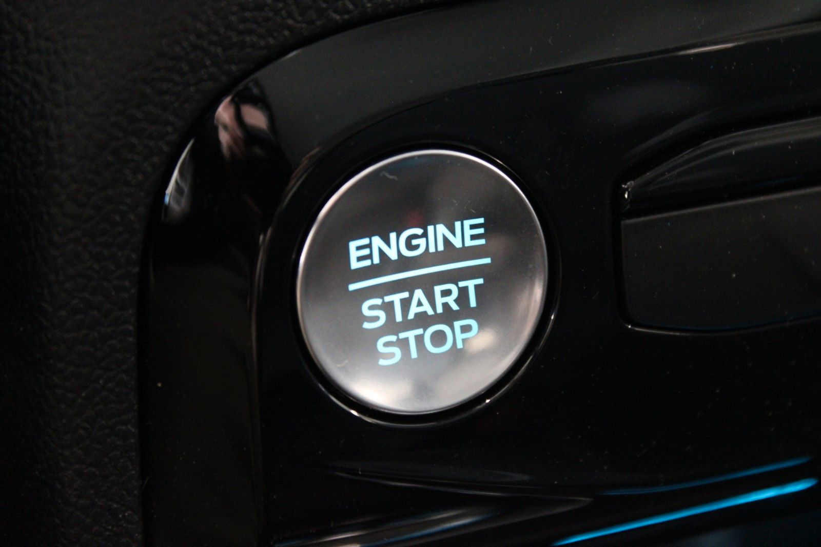 Fahrzeugabbildung Ford Kuga PHEV ACTIVE NAVI Kamera Winter Paket