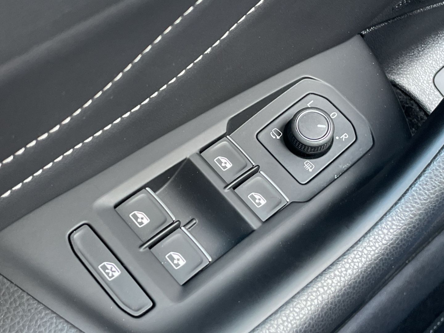Arteon 2.0 TSI DSG R-Line AHK/DCC/Kamera/Keyless