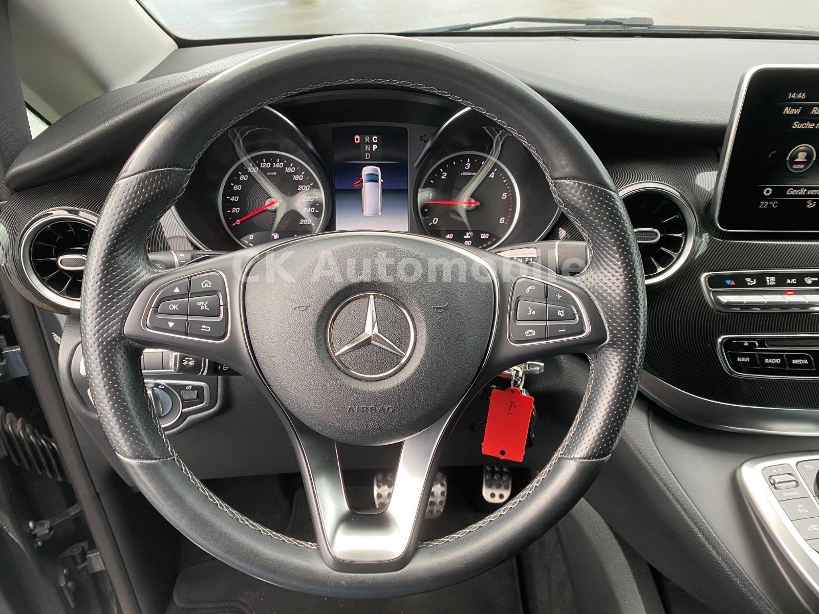 Fahrzeugabbildung Mercedes-Benz V 300d 4Matic Kompakt/AMG-Line/8 Sitze/360°/AHK